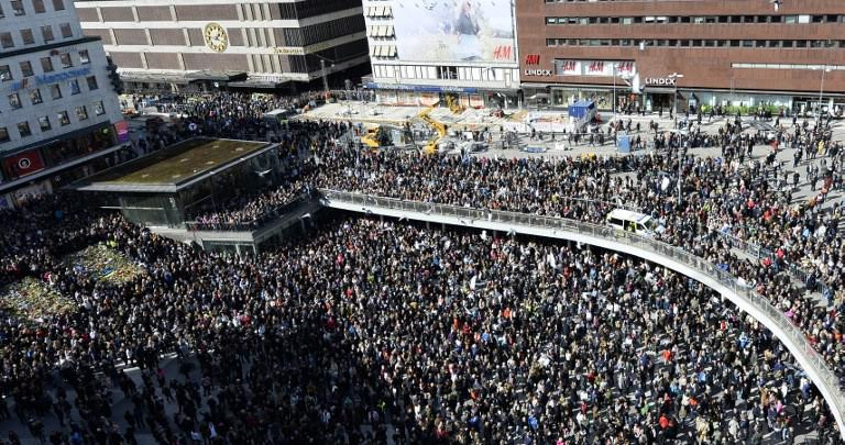 20.000 άνθρωποι στους δρόμους της Στοκχόλμης για τα θύματα της τρομοκρατίας (εικόνες)